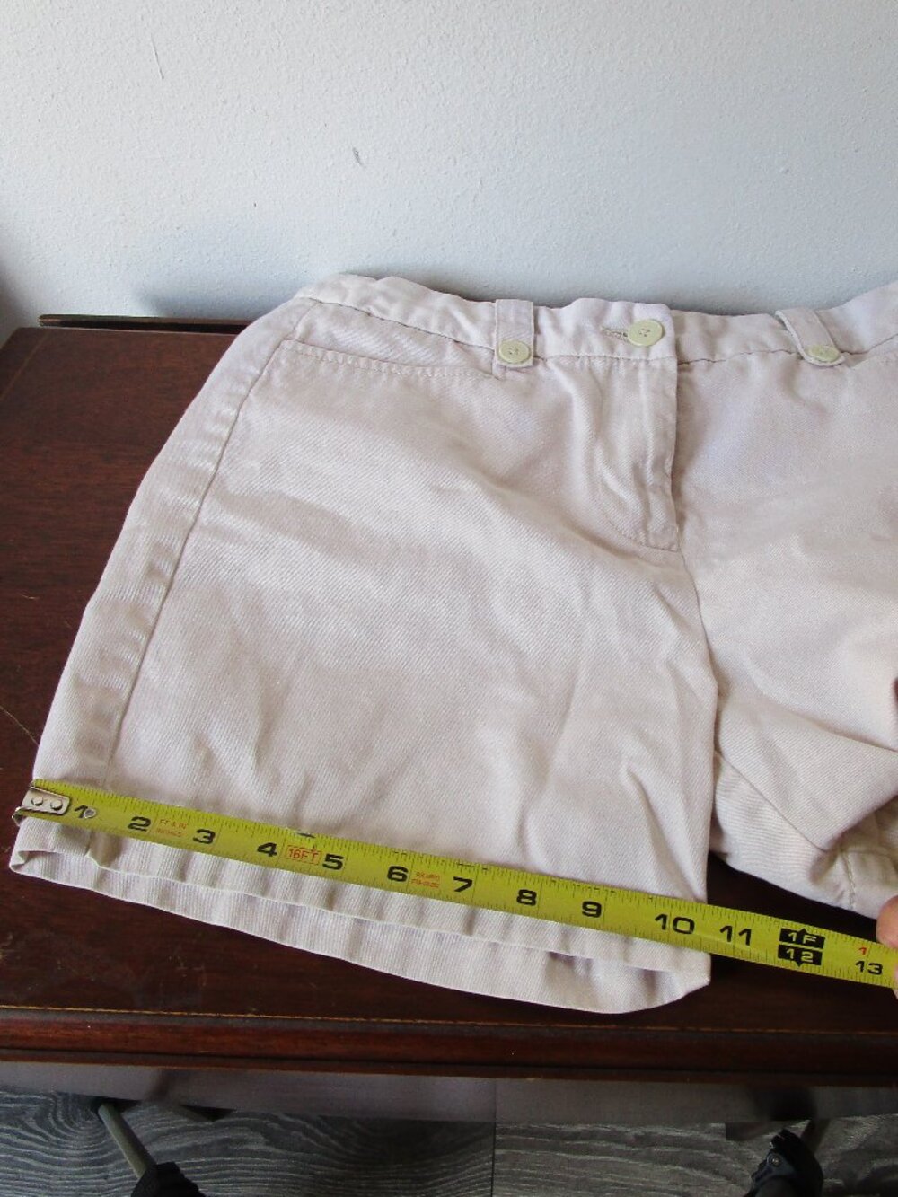 Cream tone shorts, Geoffrey Beene size 4, preppy sport.
